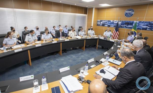 FAB and USAF service members discussed bilateral activities and exchanges between both countries. (Photo: First Sergeant Muller Marin/Brazilian Air Force Social Communication Center)