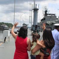 Familiares se despediram dos militares no Cais da Estação Naval do Rio Negro
