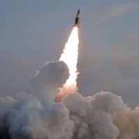 magem de um dos mísseis lançados pela Coreia do Norte em 17 de janeiro de 2022, fornecida pela KCNA (AFP/STR)