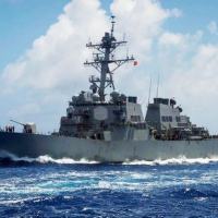 Navio de guerra dos Estados Unidos USS Benfold no Mar das Filipinas
