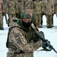  Um instrutor treina membros das Forças de Defesa Territoriais da Ucrânia, unidades militares voluntárias das Forças Armadas, em um parque da cidade em Kiev, Ucrânia. Em 22 de janeiro de 2022. AP - Efrem Lukatsky 