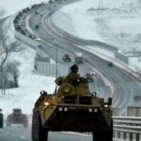  Um comboio de veículos blindados russos transita em uma estrada da Criméia, na terça-feira, 18 de janeiro de 2022. A Rússia concentrou cerca de 100.000 soldados com tanques e outras armas pesadas perto da Ucrânia, no que o Ocidente teme que possa ser um prelúdio para uma invasão. AP 