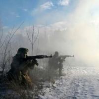A reserva militar do exército da Ucrânia realiza manobras perto de Kiev em 25 de dezembro de 2021 (AFP/Sergei Supinsky)
