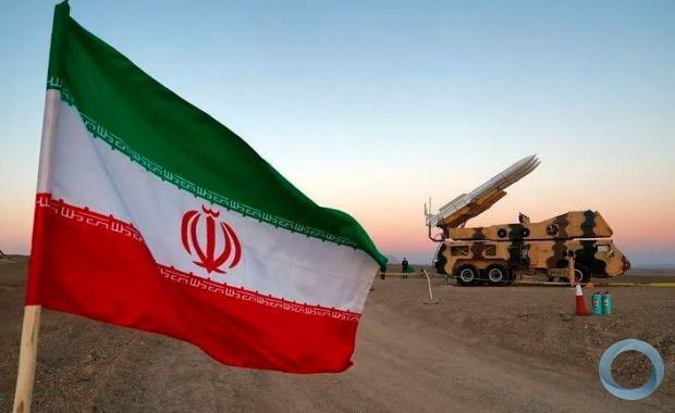 Bandeira do Irã perto de míssil durante exercício milita