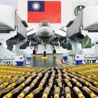 Caça de combate e mísseis na base aérea taiwanesa de Makung na ilha de Penghu, em Taiwan