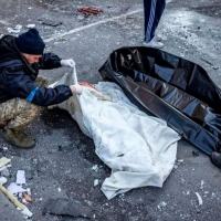 Um membro dos serviços de segurança ucranianos observa um corpo coberto perto de um edifício residencial em Kiev atingido por bombardeios russos, em 17 de março de 2022. (AFP/Fadel Senna) (Fadel Senna) Um membro dos serviços de segurança ucranianos observa um corpo coberto perto de um edifício residencial em Kiev atingido por bombardeios russos, em 17 de março de 2022. (AFP/Fadel Senna) (Fadel Senna)