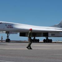 Em 2008, a Rússia ameaçou estacionar bombardeiros nucleares Tu-160 de longo alcance em Cuba e na Venezuela Em 2008, a Rússia ameaçou estacionar bombardeiros nucleares Tu-160 de longo alcance em Cuba e na Venezuela