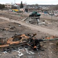 Icônica foto do T-34 ao carro russo destruído ao pé do monumento várias gerações clamaram: 