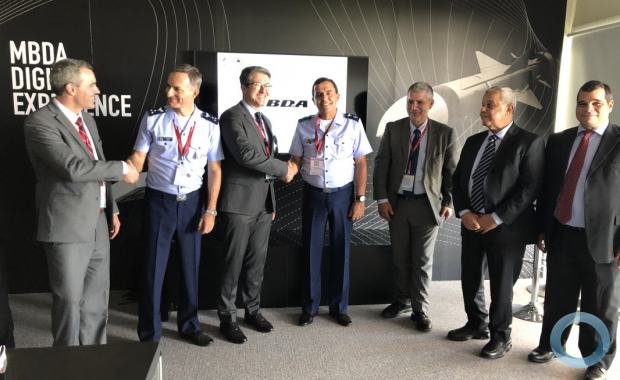 Legenda foto - divulgação: Comandante da Aeronáutica, Tenente-Brigadeiro do Ar Carlos de Almeida Baptista Junior (ao centro) é recebido por diretores no estande da MBDA na Fidae. 