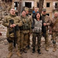  Soldados ucranianos entoam cantos patrioticos diante de prédio destruido pelas forças russas em Borodyanka (imagem de 5 abril de 2022) AP - Vadim Ghirda 