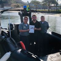Capitão de Mar e Guerra, Alexsander Moreira dos Anjos, recebe embarcação do engenheiro naval da DGS,
Leonardo Salles, junto do Capitão-de-Corveta, Tulio Cesar Ferrine