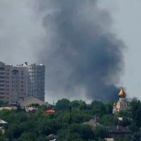 Fumaça sobe durante conflito entre Rússia e Ucrânia em Donetsk