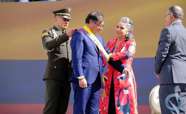 Gustavo Petro recebe a faixa presidencial em 07AGO2022 das mãos de Maria José Pizarro integrante do Grupo Puebla Foto Presidência Colômbia